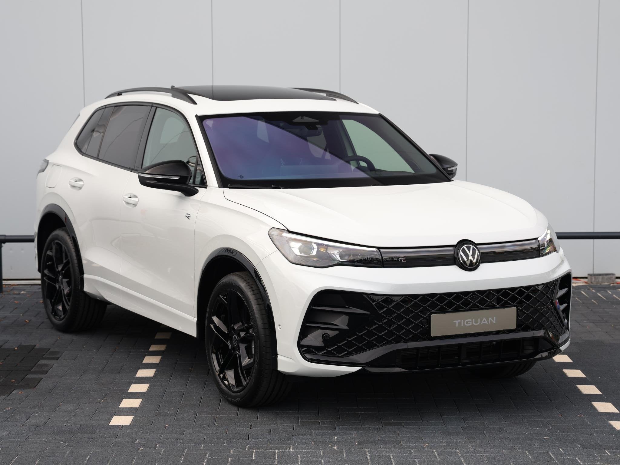 Volkswagen Tiguan R-Line Edition 1.5 eHybrid 272 PK | LED Ma, Stof, 1498 cc, 4 cilinders, 150 min