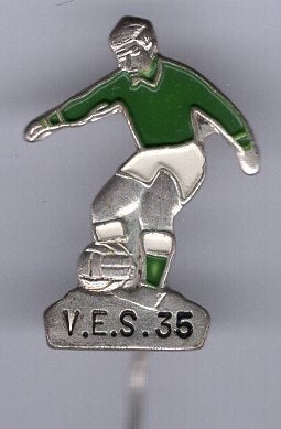V.E.S. 35 voetbalmannetje zilvervoetje speldje ( Y_011), Verzamelen, Speldjes, Pins en Buttons, Ophalen of Verzenden, Zo goed als nieuw