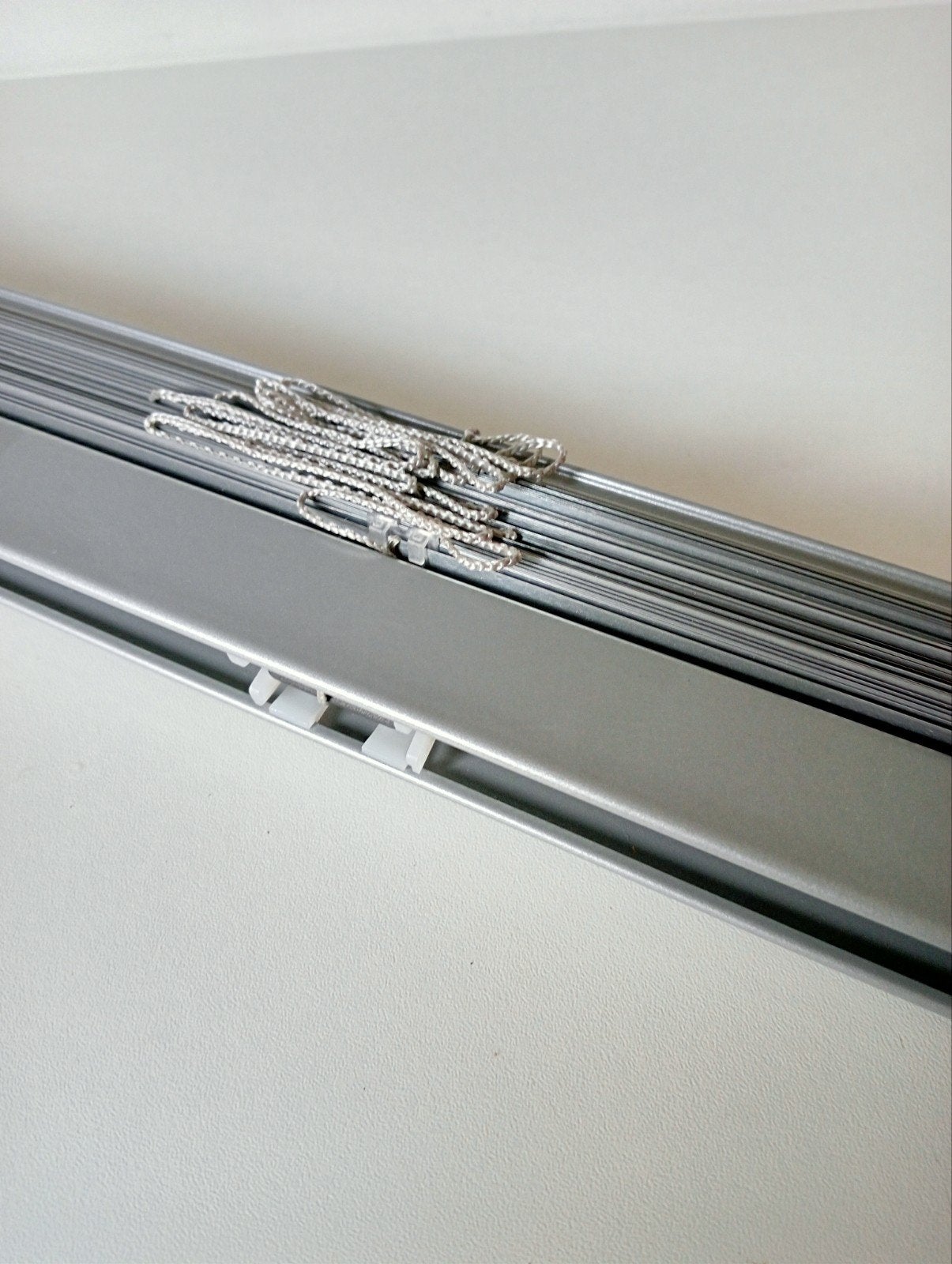 Grijze aluminium jaloezieën, 100-150 cm breed, Ophalen of Verzenden, Zo goed als nieuw, Grijs