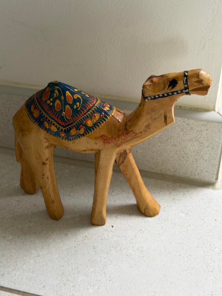 Houten kameel beeldje, handgesneden en beschilderd, Antiek en Kunst, Kunst | Beelden en Houtsnijwerken, Minder dan 20 cm, Ophalen of Verzenden
