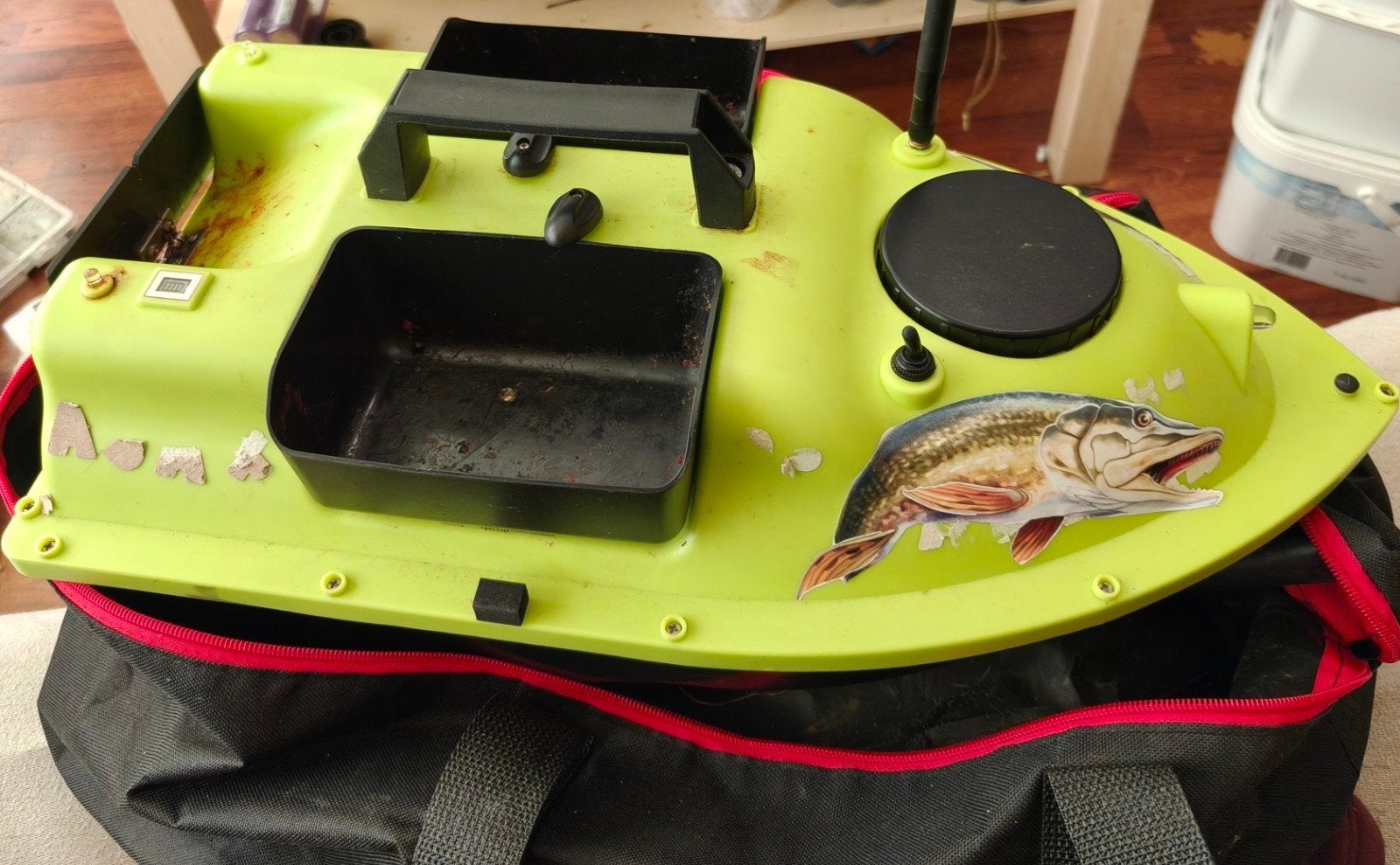 Goed werkende voerboot met afstandsbediening, Watersport en Boten, Hengelsport | Karpervissen, Ophalen, Zo goed als nieuw