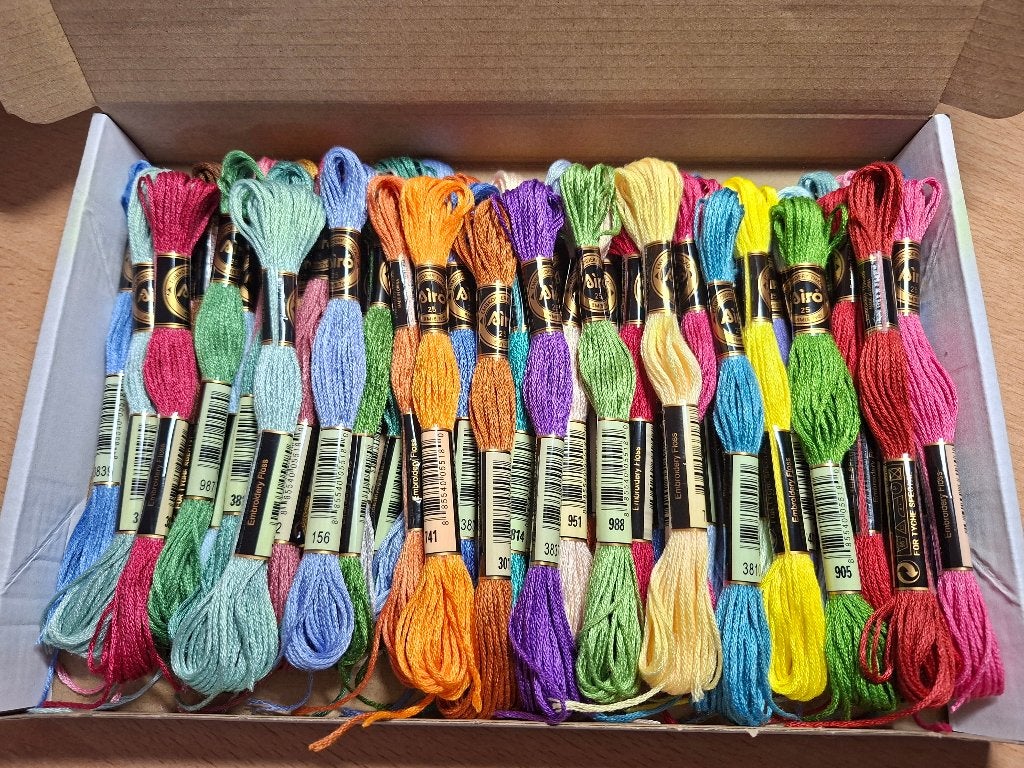 50 verschillende bosjes borduurgaren (04)., Hobby en Vrije tijd, Verzenden, Nieuw, Handborduren, Borduurgaren of Zijde