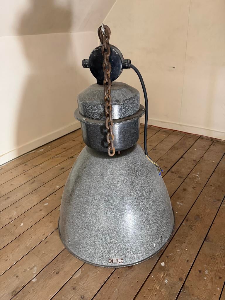 Oude industriële stationslamp, Ophalen