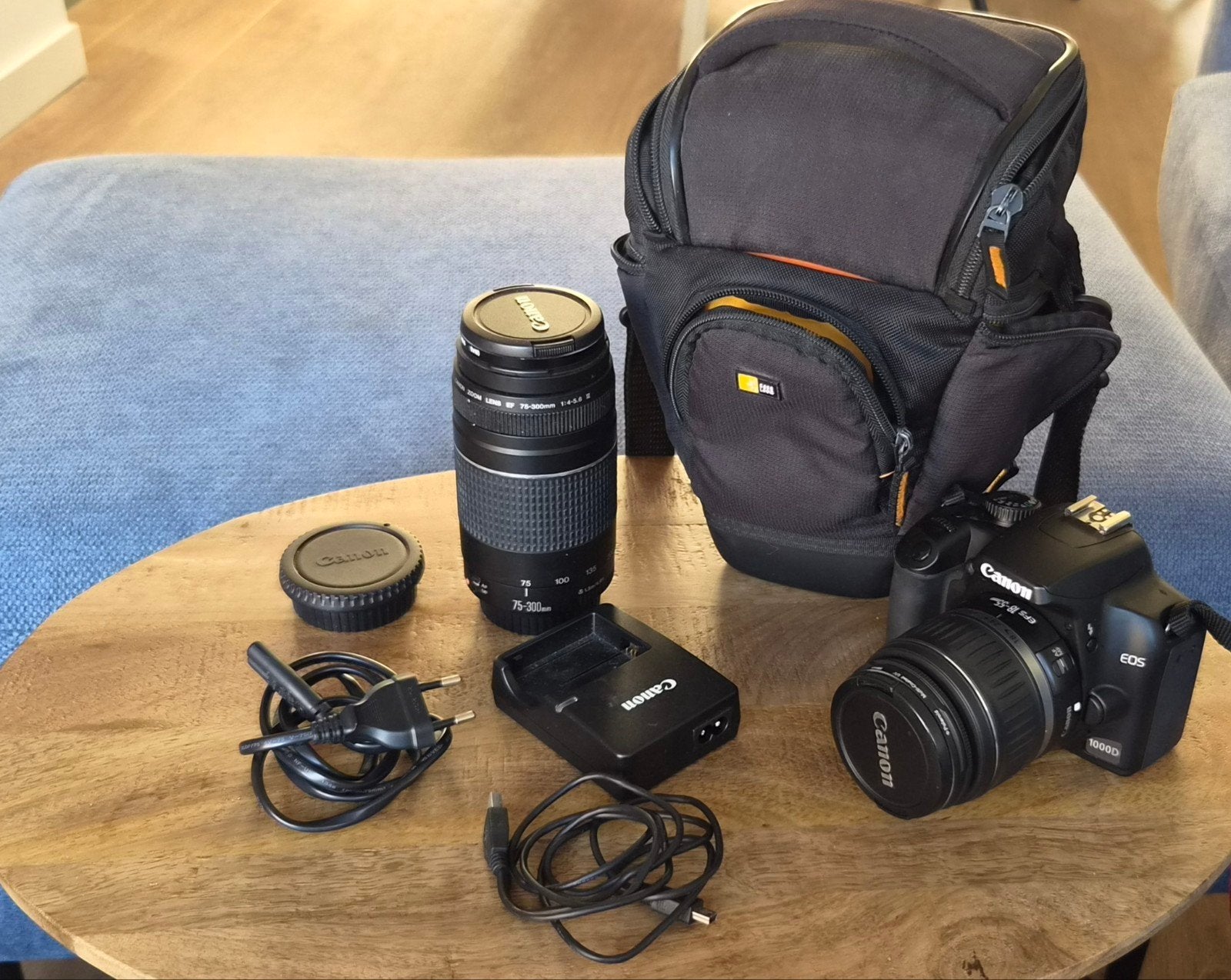 Foto 2 van Canon EOS 1000D met 2 lenzen en accessoires