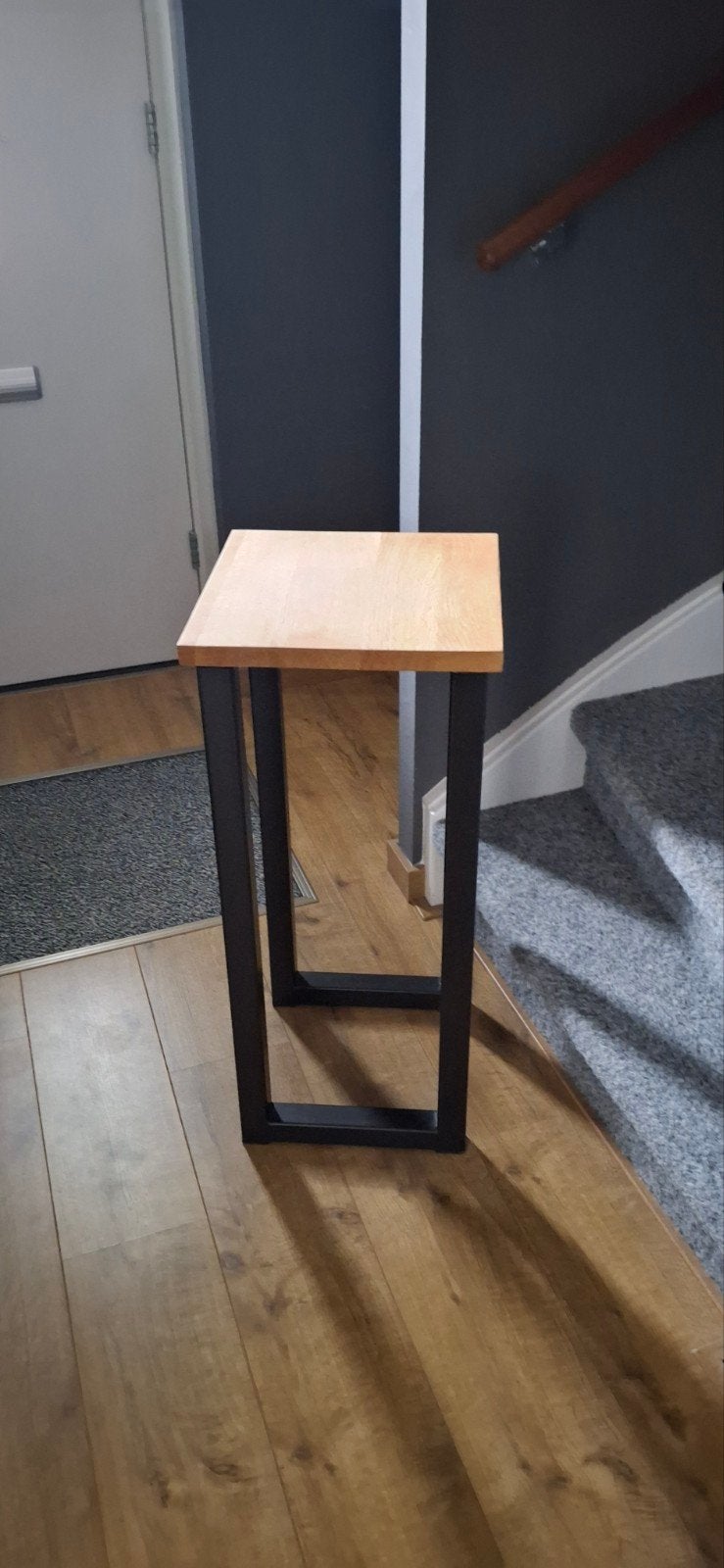 Stijlvolle houten bijzettafel met metalen onderstel, Ophalen, Minder dan 55 cm, Modern, Industrieel, Vierkant