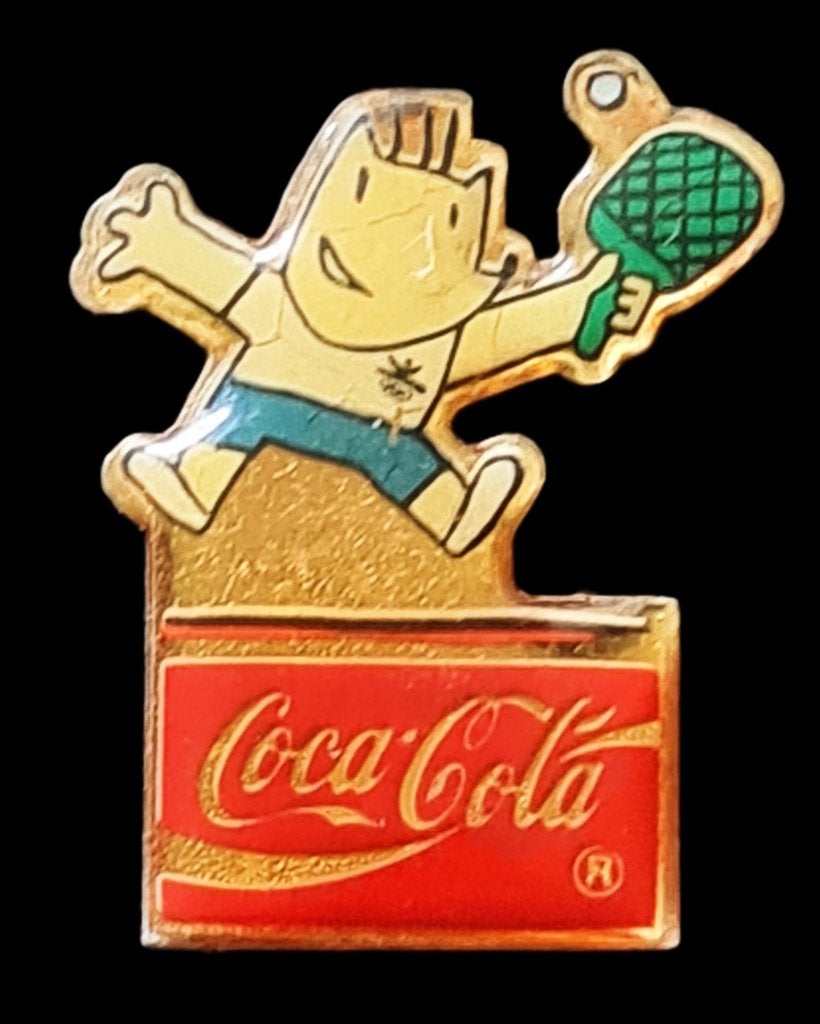 Coca-Cola  mascotte tennis pin Olympische Spelen Barcelona, Verzenden, Nieuw, Sport, Speldje of Pin