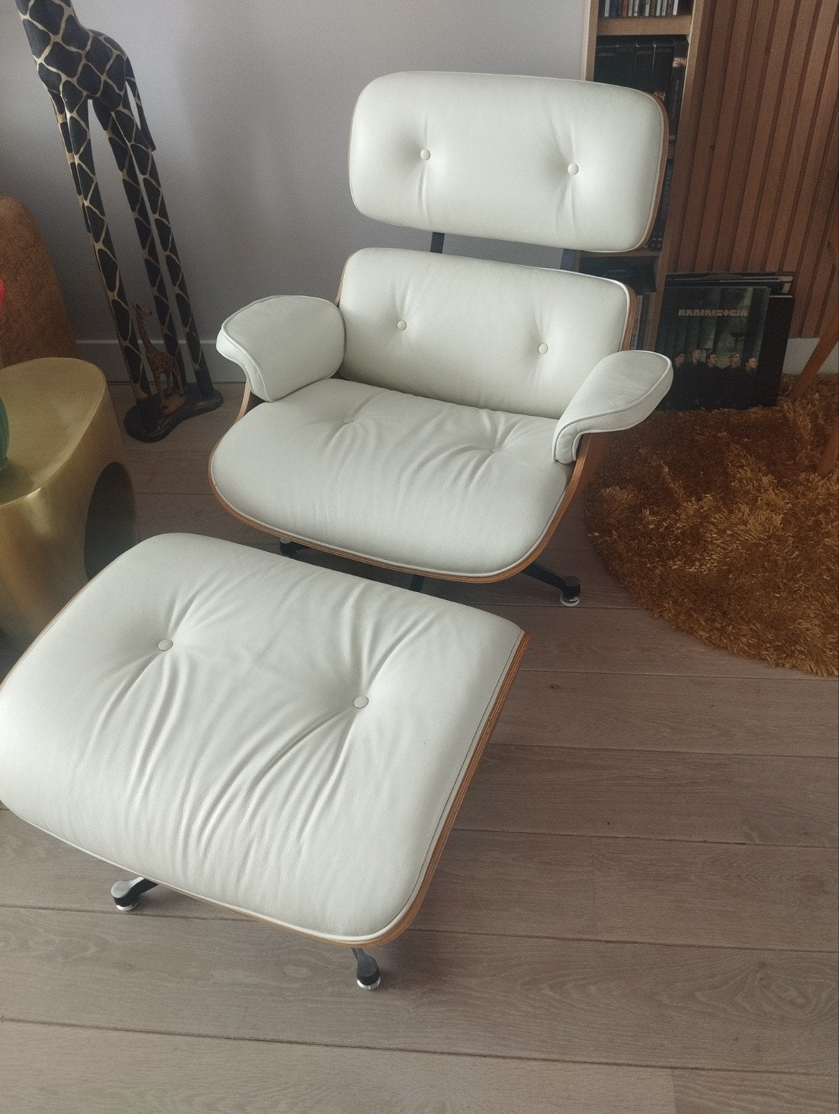 Replica Eames met ottoman - Wit leer en hout, Huis en Inrichting, Ophalen, 75 tot 100 cm, Zo goed als nieuw, 75 tot 100 cm