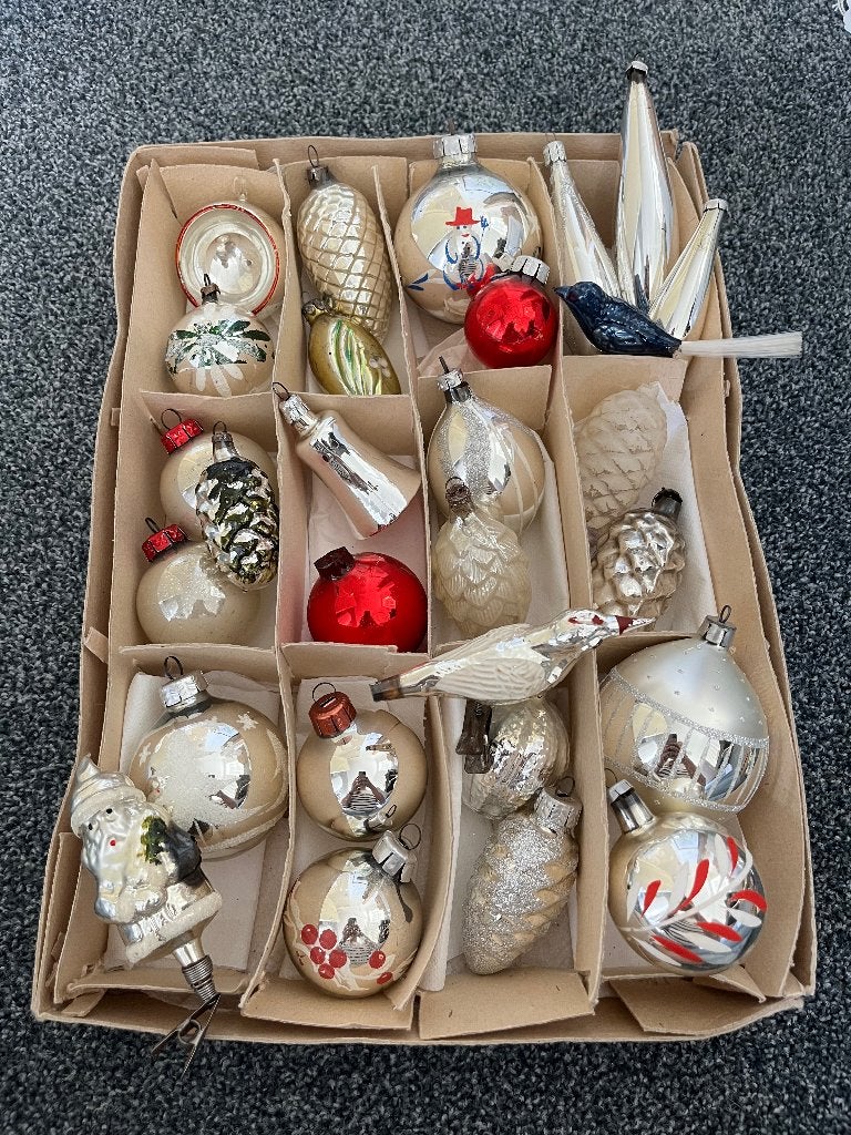 Doosje antieke oude kerstballen zilver/rood, vintage, Ophalen of Verzenden, Gebruikt