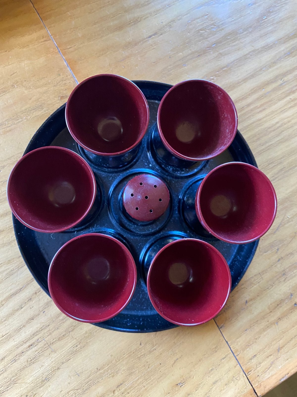 Vintage bakeliet eierdopjes set rood 6 p + zoutstrooier, Ophalen, Gebruikt, Overige materialen