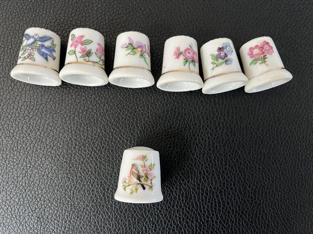 Vingerhoedjes, 7 stuks, van Porselein, Bloemen en een Vink., Ophalen of Verzenden, Gebruikt, Porselein, Overige typen