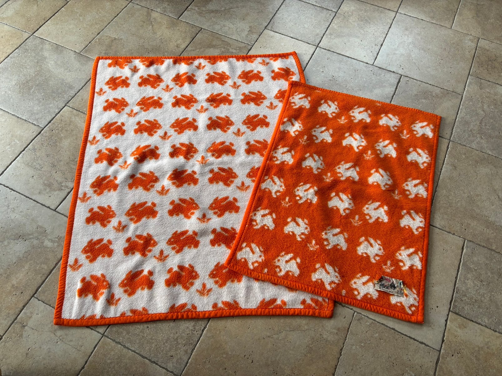 AaBe dralon dekentjes met Konijntjes, Kinderen en Baby's, Ophalen of Verzenden, Gebruikt, Oranje
