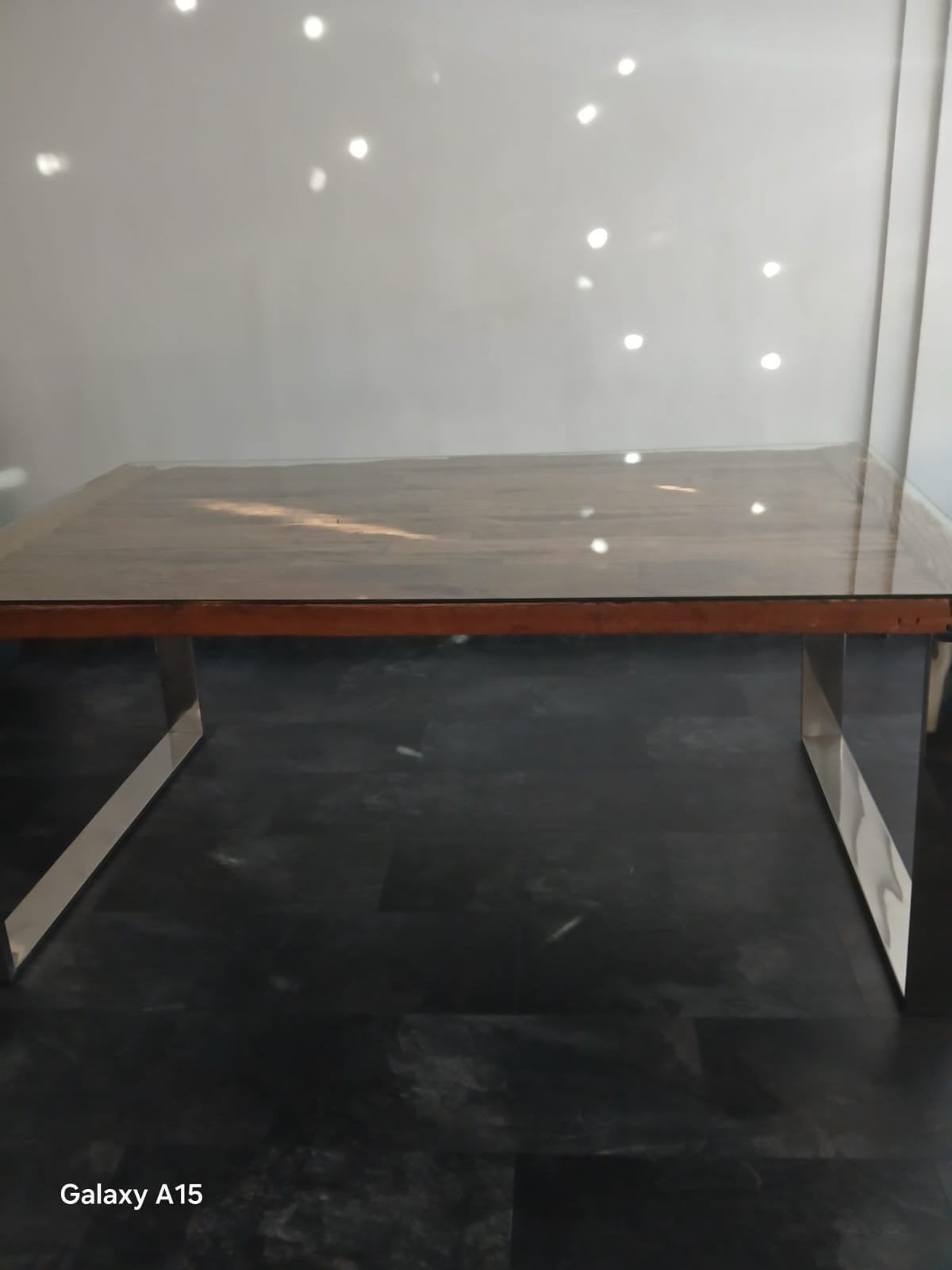 Robuuste eettafel met glazen blad en metalen onderstel, Huis en Inrichting, Tafels | Eettafels, Ophalen, Zo goed als nieuw, Rechthoekig