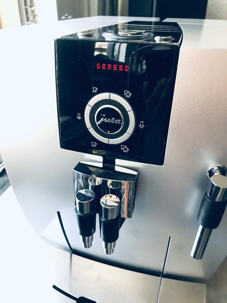 Prachtige Jura J5  met een grote onderhoudsbeurt., Ophalen, 10 kopjes of meer, Koffiemachine, Zo goed als nieuw