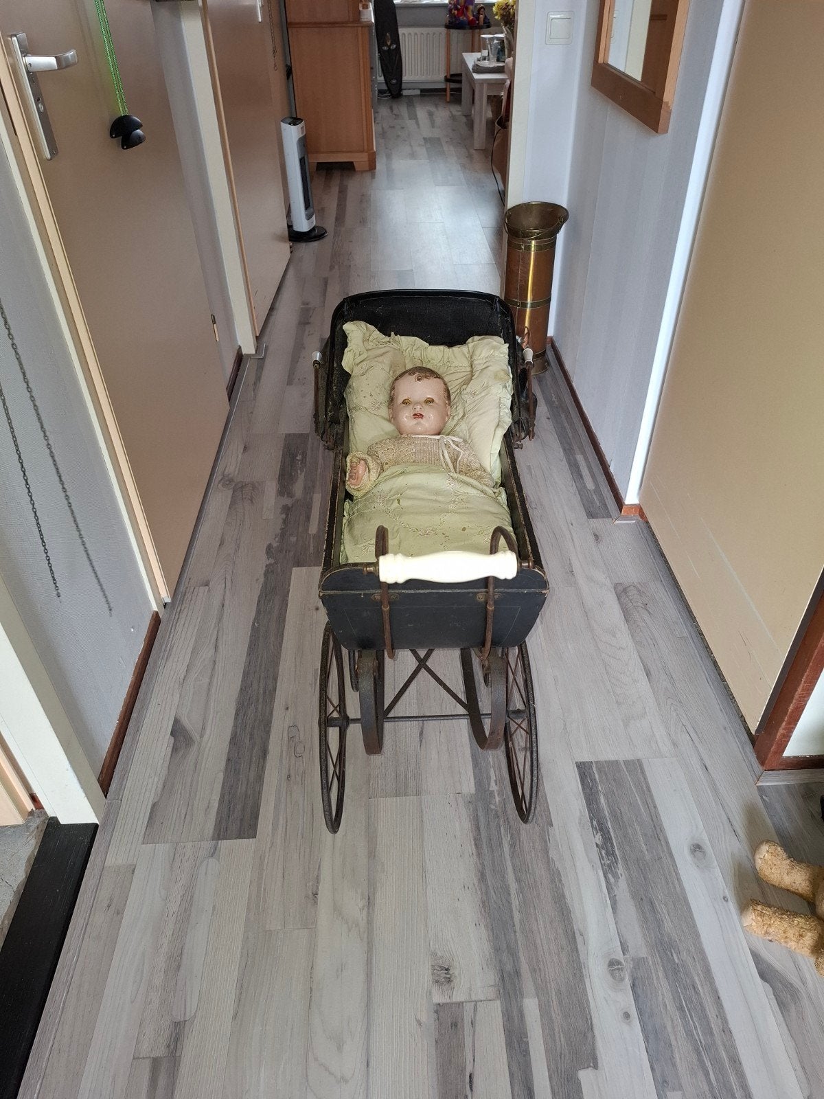Antieke Poppenwagen met Pop en Teddybeer, Antiek en Kunst, Ophalen of Verzenden