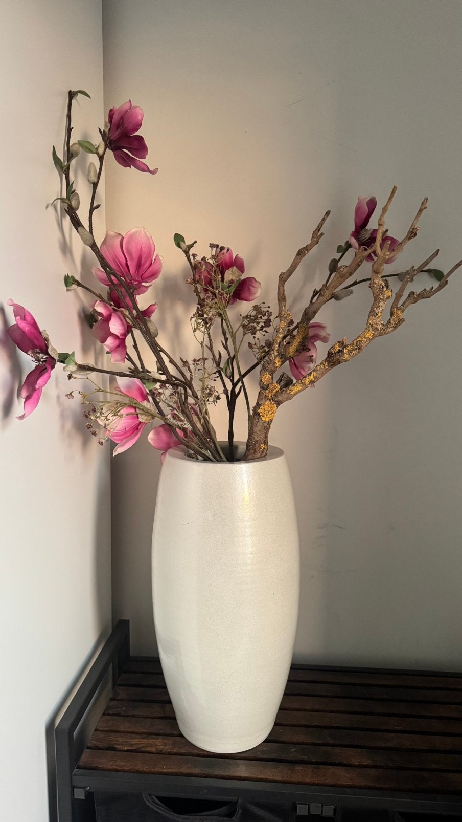 Grote vaas met magnolia & decoratietakken, Huis en Inrichting, Ophalen, Zo goed als nieuw