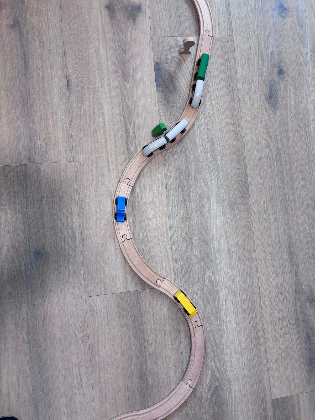 Grote houten treinbaan met treintjes, auto's en accessoires, Kinderen en Baby's, Speelgoed | Speelgoedvoertuigen, Ophalen of Verzenden