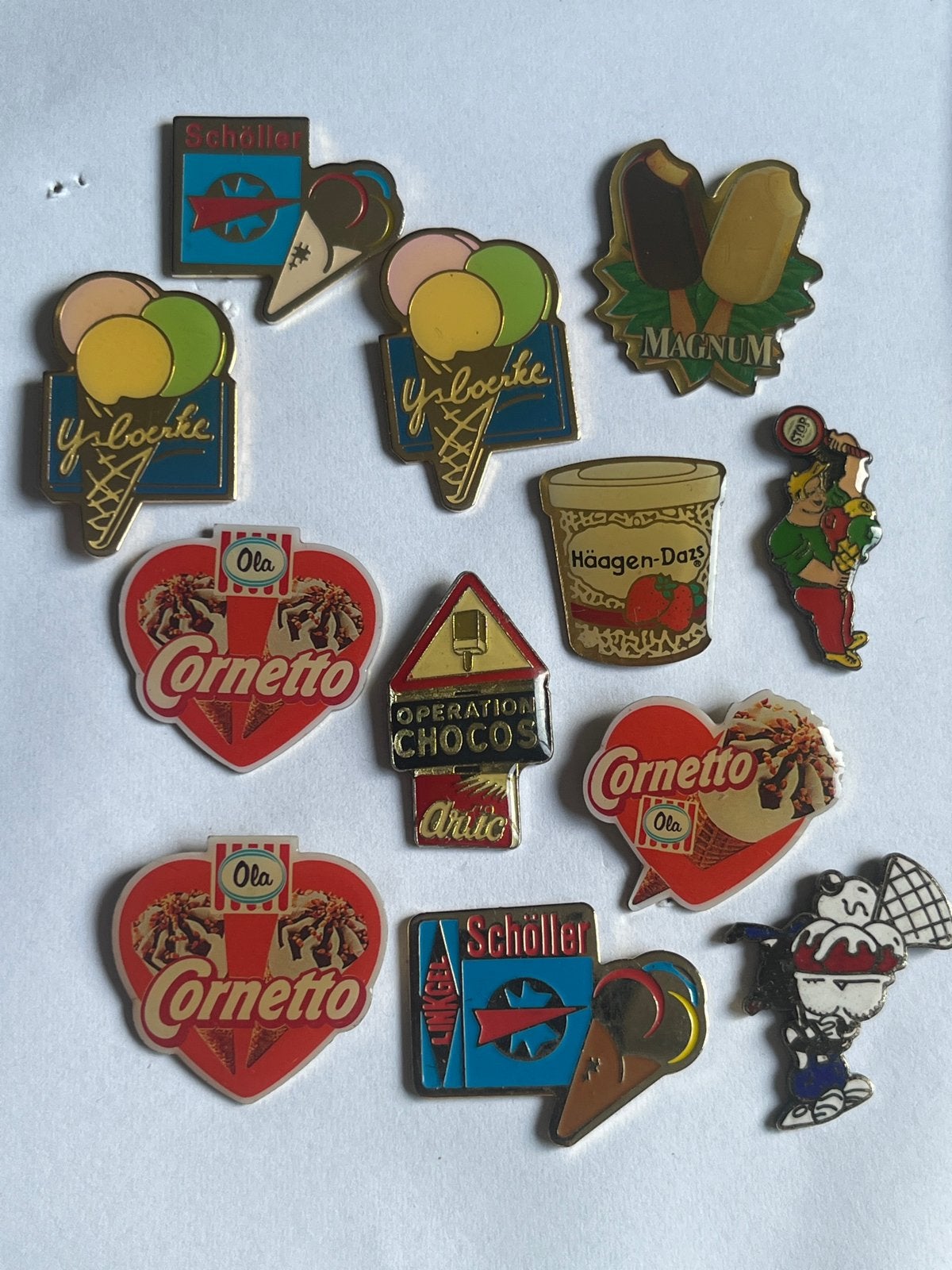 Verzameling ijsjes pins: Ola, Magnum, Cornetto, Schöller, Verzamelen, Gebruikt, Ophalen of Verzenden, Speldje of Pin, Nvt