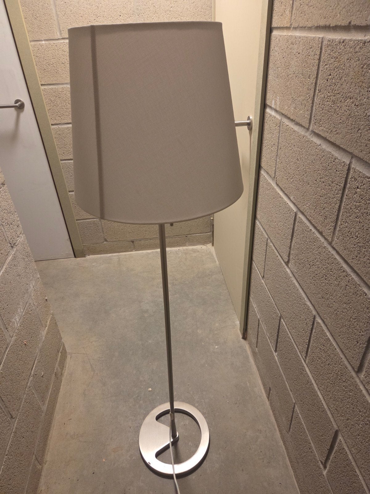 Stijlvolle staande lamp met stoffen kap - Zo goed als nieuw, Huis en Inrichting, Ophalen, Metaal, E27 (groot), Zo goed als nieuw