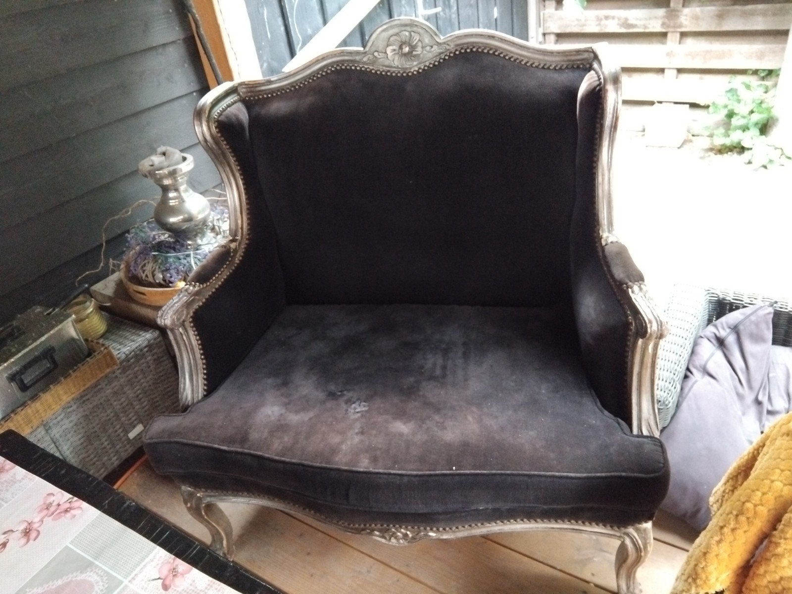 Antieke fauteuil met zilverkleurig houtsnijwerk, Ophalen of Verzenden