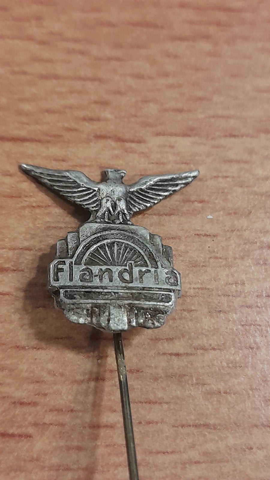 Vintage Flandria Speldje - Adelaar met Merklogo, Verzamelen, Verzenden, Gebruikt, Merk, Speldje of Pin