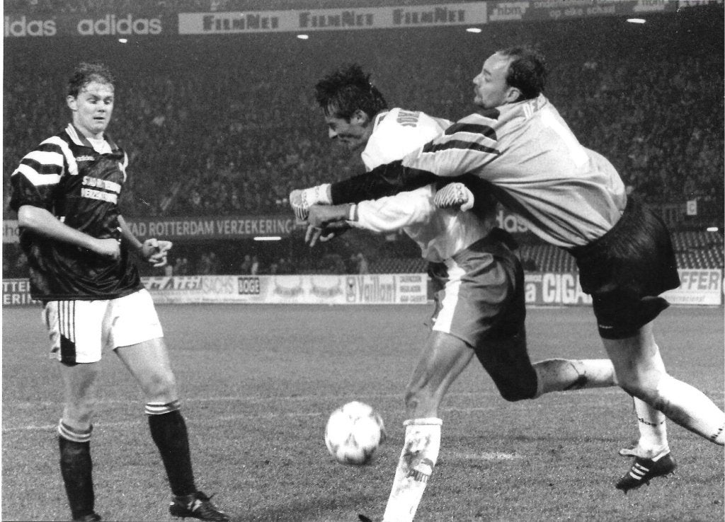 persfoto Piet Bouts - 03-12-1996 Feyenoord - Tenerife 2x, Verzenden, Zo goed als nieuw, Feyenoord, Overige typen
