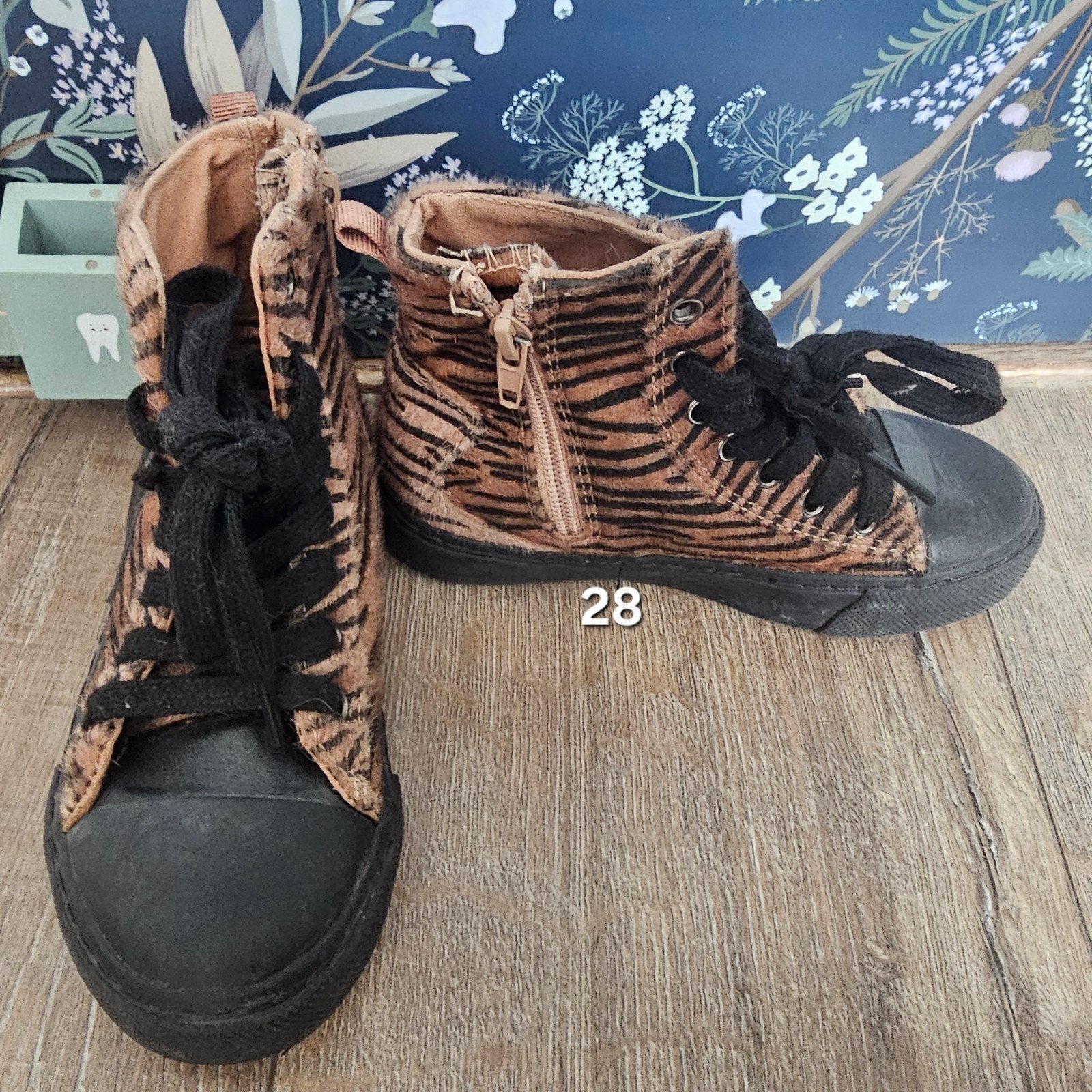 Stoere tijgerprint hoge sneakers maat 28, Gebruikt, Jongen of Meisje, Schoenen, Ophalen of Verzenden