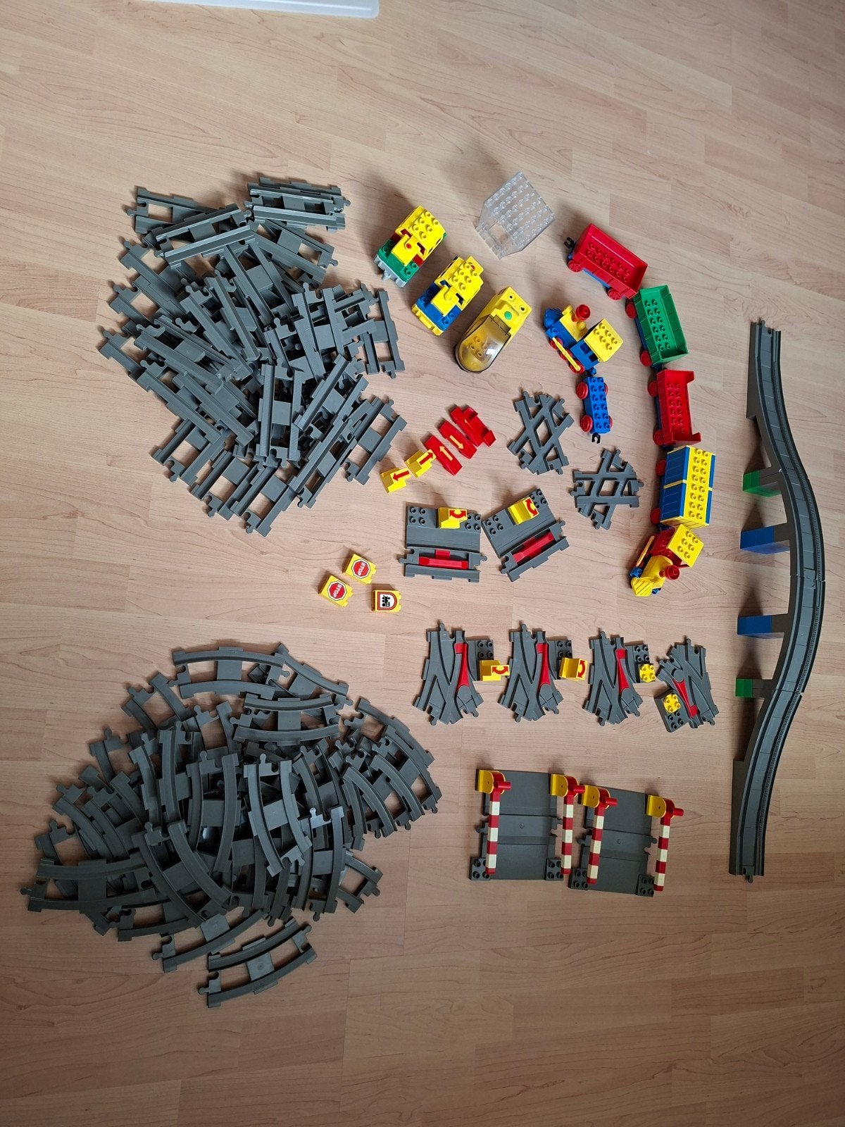 Duplo.  Rails, bochten, brug, wissels, slagbomen, treinen., Ophalen, Gebruikt, Duplo