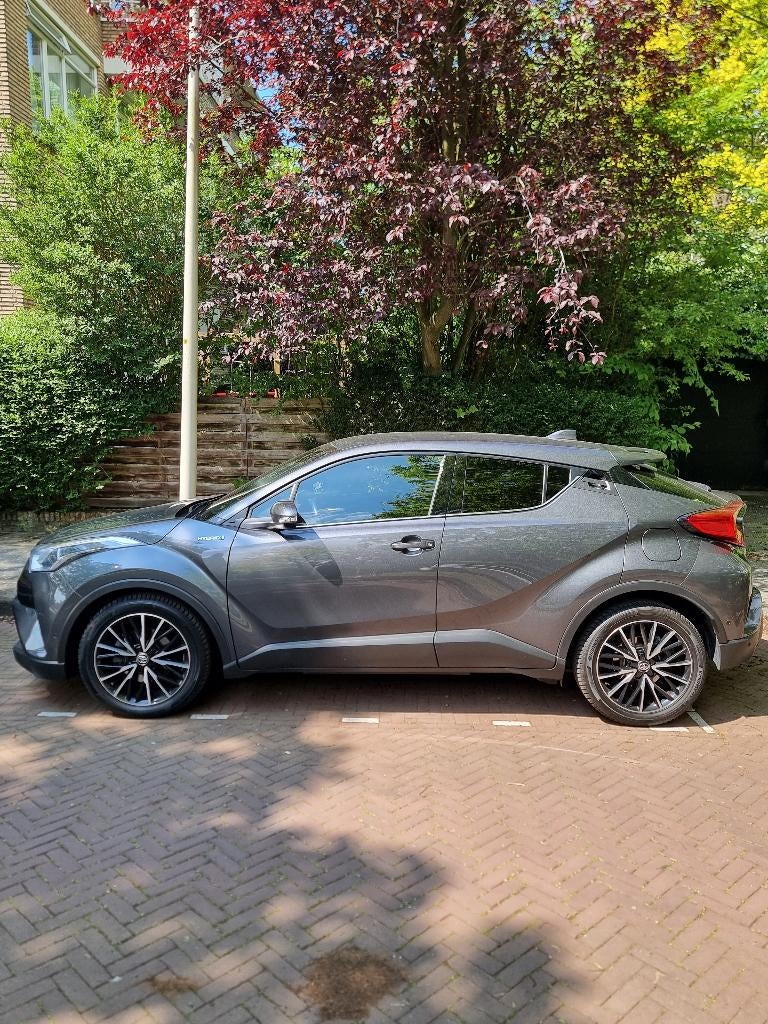 Toyota C-HR 1.8 Hybrid 122pk CVT 2017 Grijs, Auto's, Toyota, 725 kg, Euro 6, 4 cilinders, Leder en Stof
