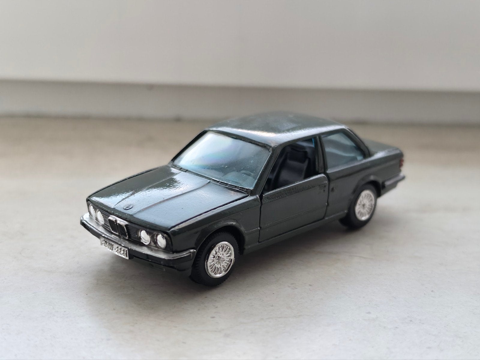 BMW 323i E30 Coupe 1:43 Gama, Ophalen of Verzenden, Zo goed als nieuw, Auto, Gama