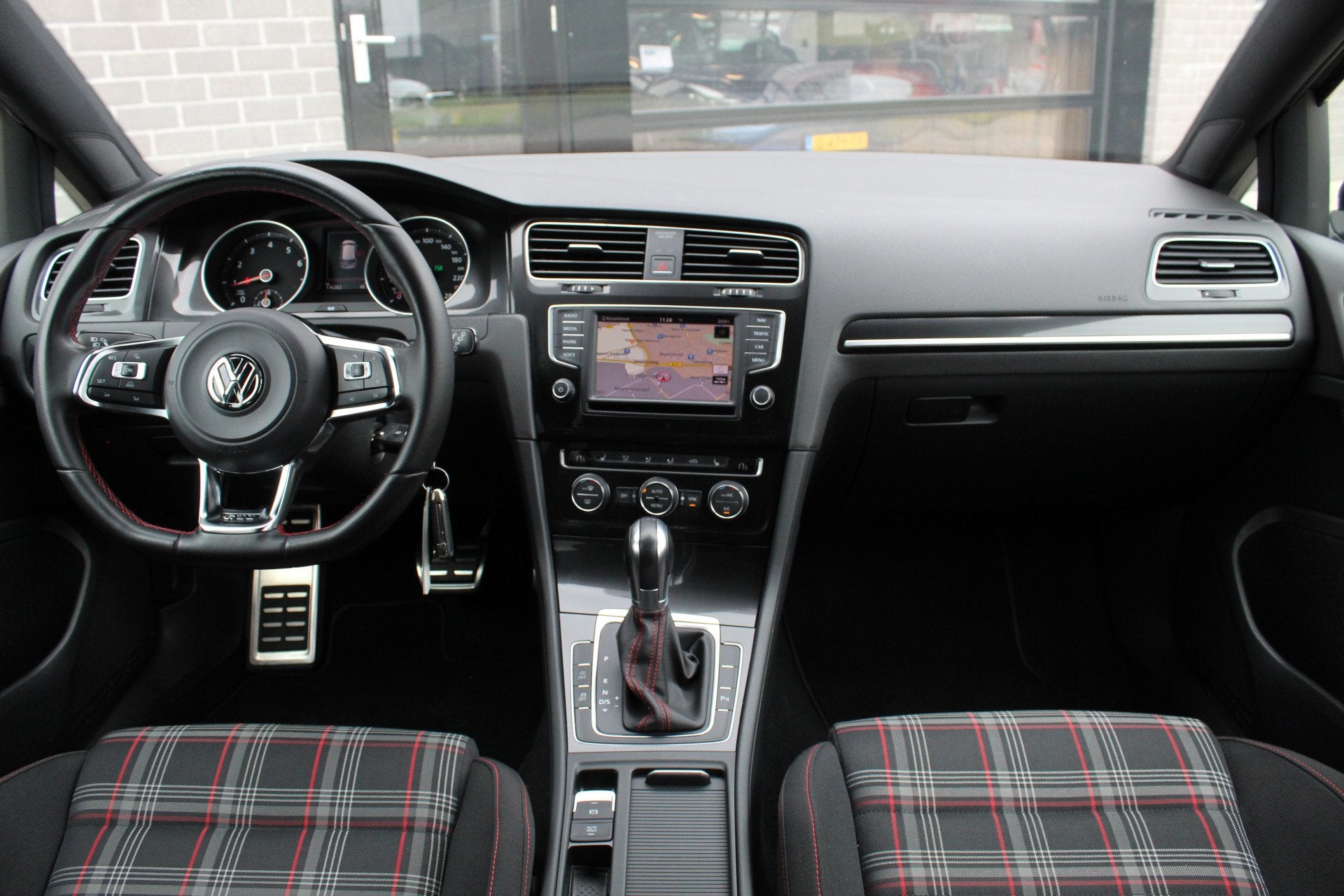 Volkswagen Golf 2.0 TSI GTI / Panoramadak / Stoelverwarming, Auto's, Volkswagen, Stof, Gebruikt, 4 cilinders, Zwart