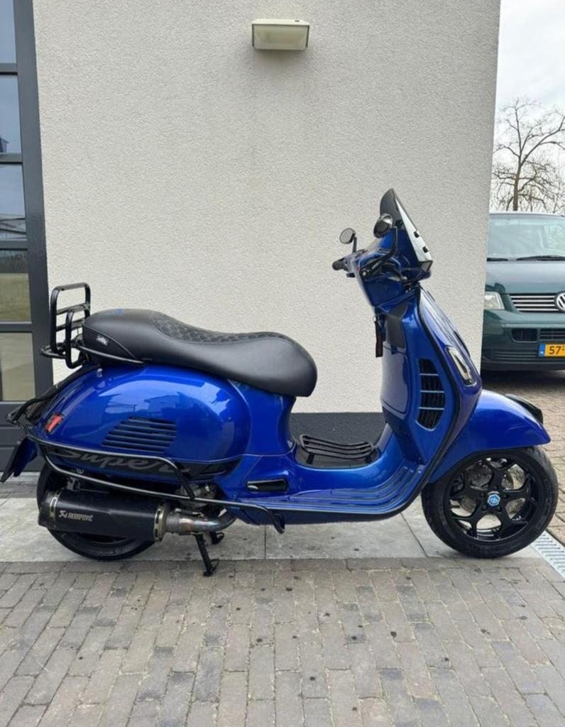 Unieke Vespa 300 GTS Super met Akrapovic en MP3 velgen, Scooter, Sportuitlaat, Gebruikt, Particulier