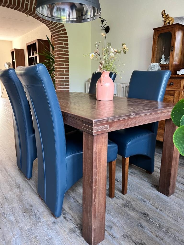 Massief houten eettafel in notenkleur, tafelmaat 160x90x77., Huis en Inrichting, Ophalen, 50 tot 100 cm, Zo goed als nieuw, 150 tot 200 cm