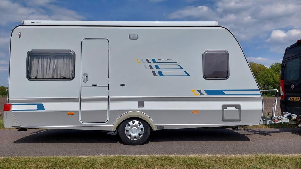 Hymer Eriba Sporting 465 met cassetteluifel en mover, Caravans en Kamperen, Rondzit, Frans bed, Mover, Hymer