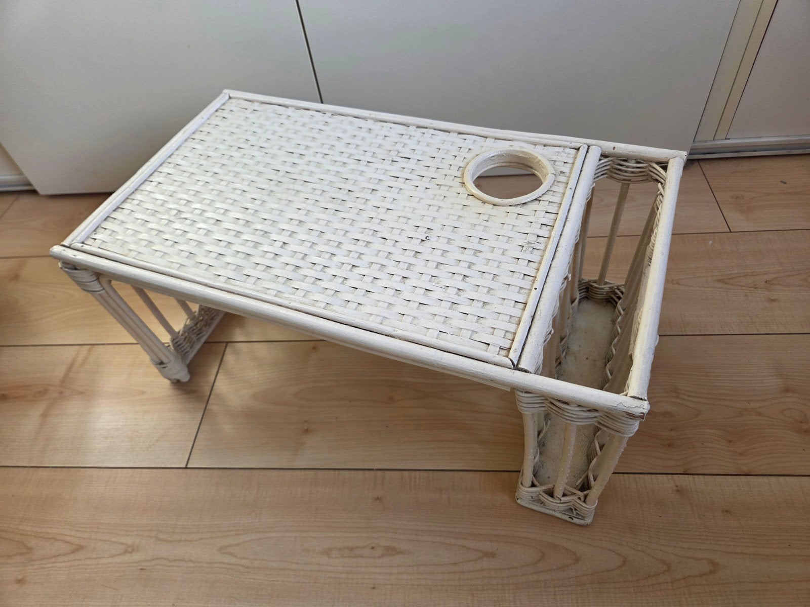 vintage wit rotan bed ontbijt tafeltje, Ophalen, Gebruikt