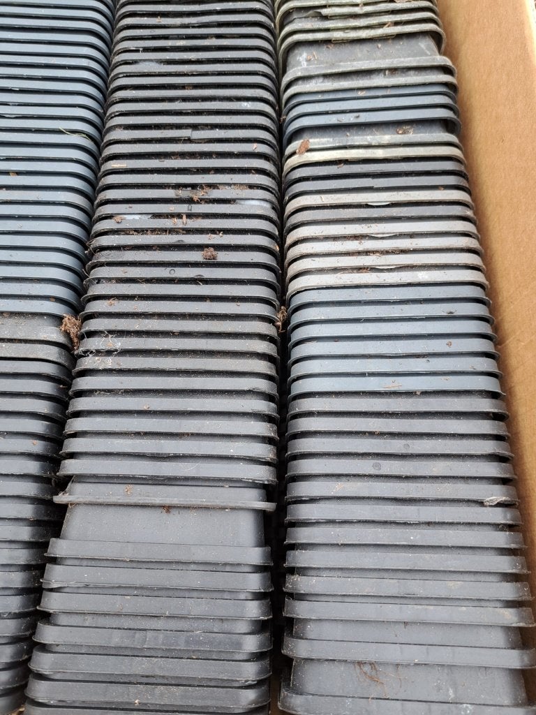 Doos met 480 gebruikte P9 potten € 35, Tuin en Terras, Bloempotten, Kunststof, Gebruikt, Vierkant, Ophalen of Verzenden