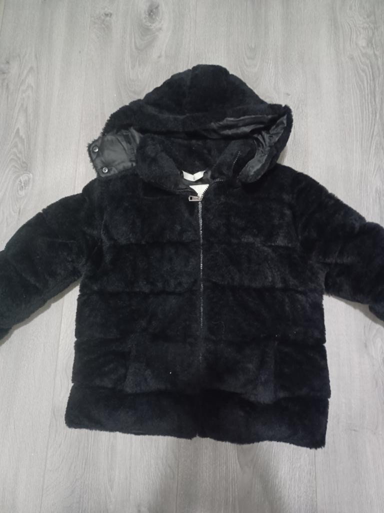 Als nieuw Moncler fluffy winterjas maat 128-134., Kinderen en Baby's, Ophalen of Verzenden, Zo goed als nieuw, Moncler, Meisje