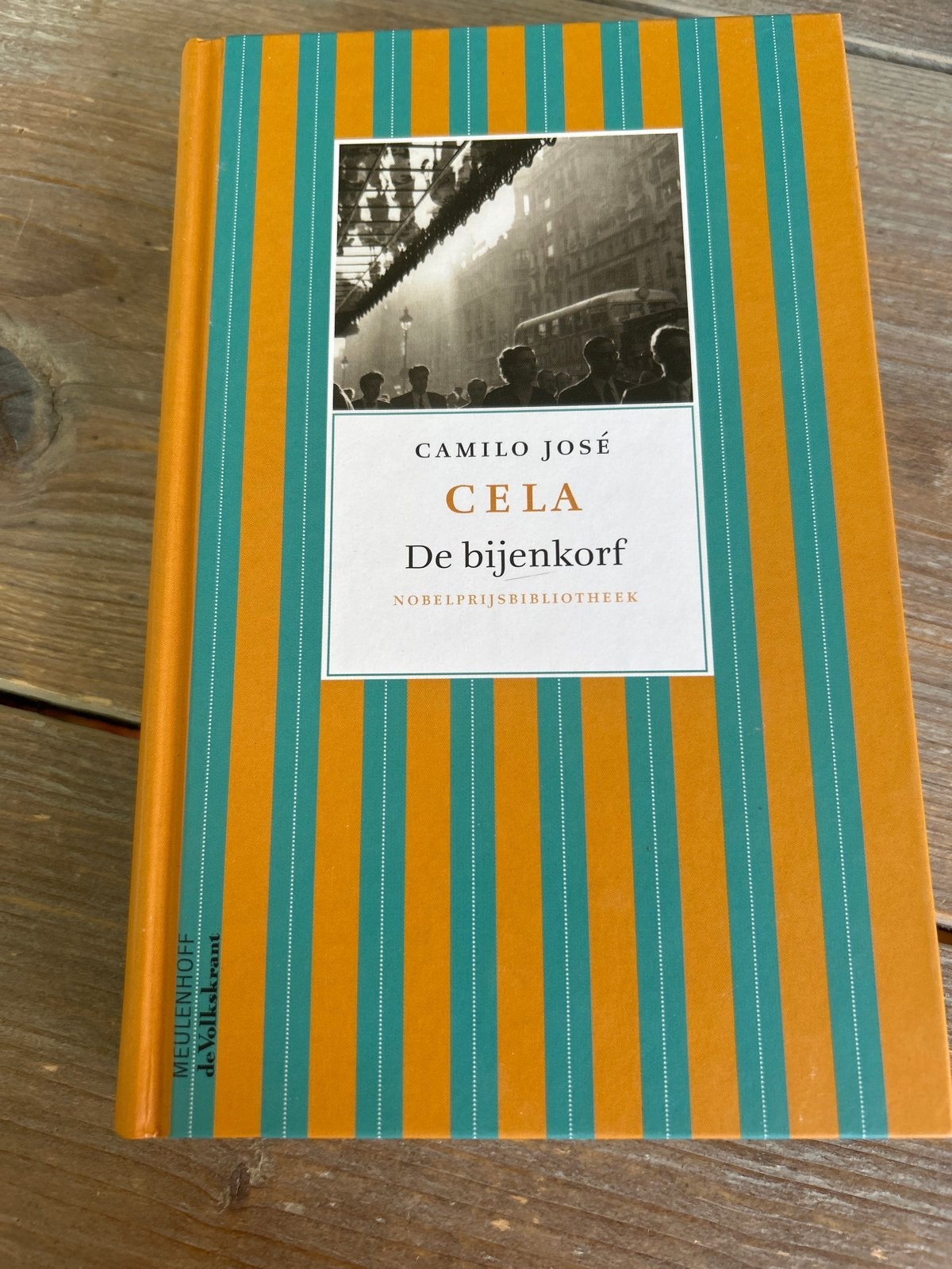 De Bijenkorf - Camilo José Cela (Gebonden), Ophalen of Verzenden, Zo goed als nieuw, Nederland