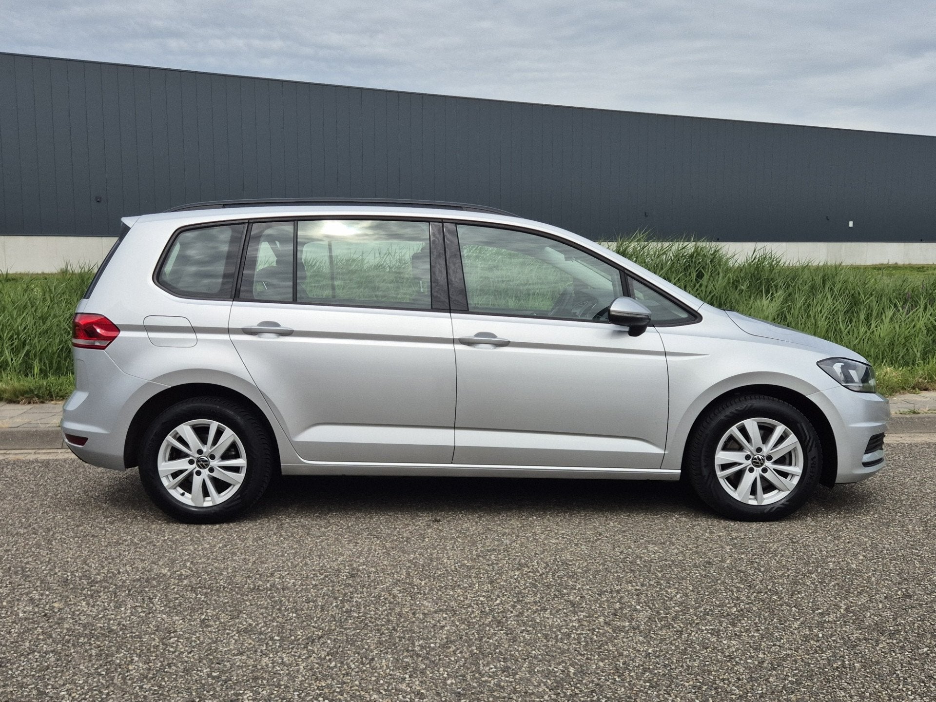 Volkswagen Touran 1.5 TSI Comfortline 7 persoons uitvoering!, Auto's, Voorwielaandrijving, Stof, Euro 6, 4 cilinders