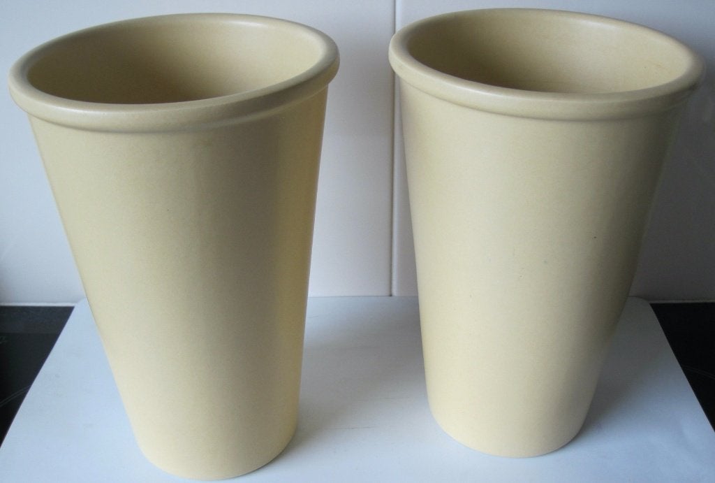twee identieke vazen - donker beige - geelbruin, 21 cm, Beige, Ophalen of Verzenden, Zo goed als nieuw