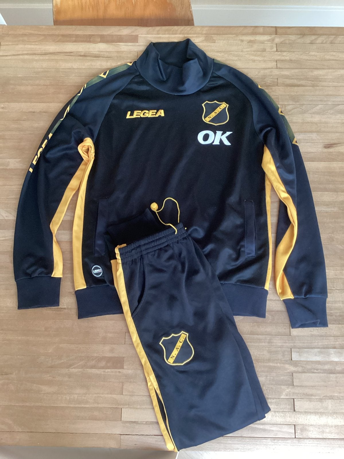 NAC Breda trainingspak Legea maat M, Maat 48/50 (M), Zwart, Ophalen of Verzenden, Voetbal