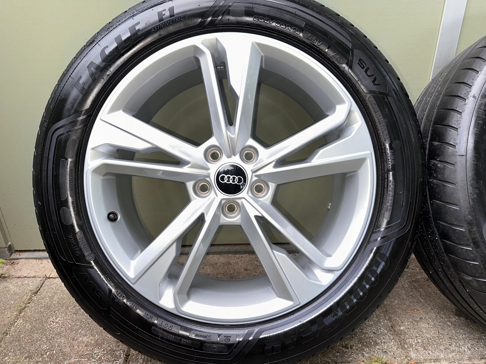 Originele Audi Q3 velgen! Incl. Goodyear zomerbanden!, Auto-onderdelen, Banden en Velgen, Banden en Velgen, 235 mm, Zomerbanden