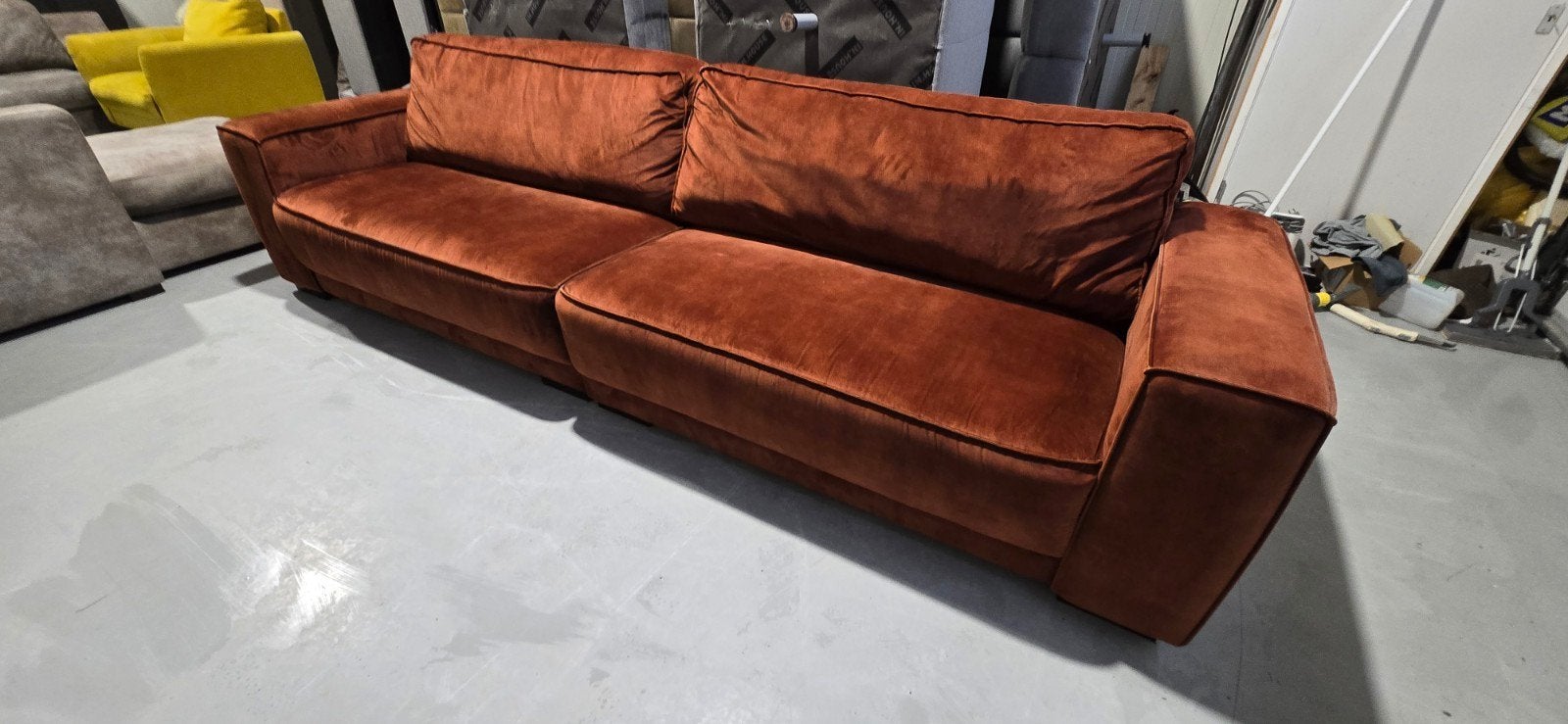Grote terracotta velvet 4-persoons bank, gereinigd, Gebruikt, Onbekend@voorbeeld.com, Onbekend, Ophalen of Verzenden