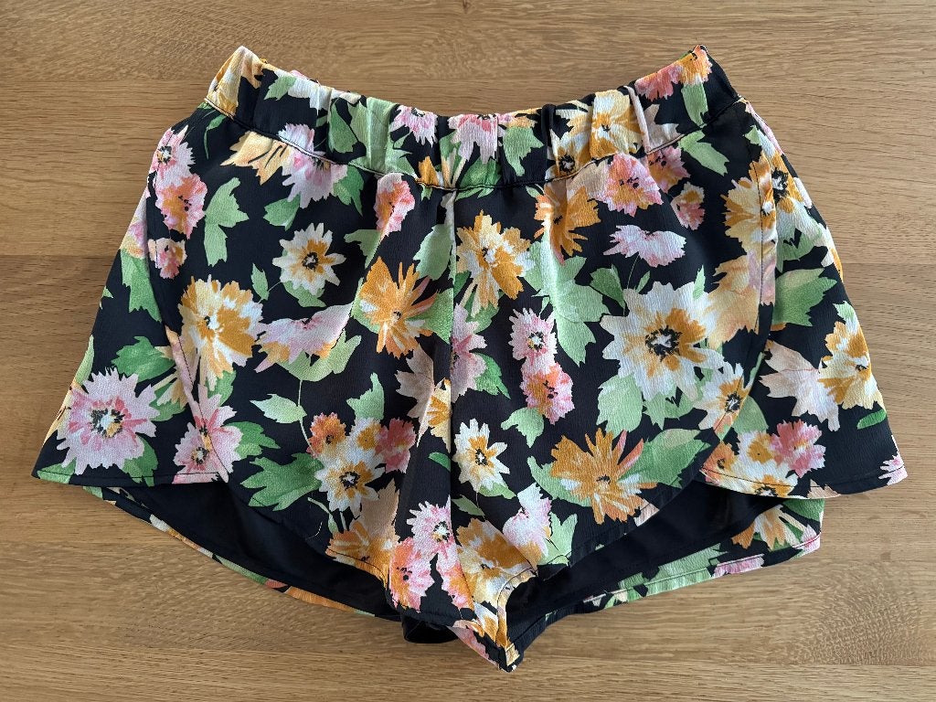 Gebloemde korte broek maat M, Kleding | Dames, Broeken en Pantalons, Maat 38/40 (M), Kort, Zo goed als nieuw, Groen