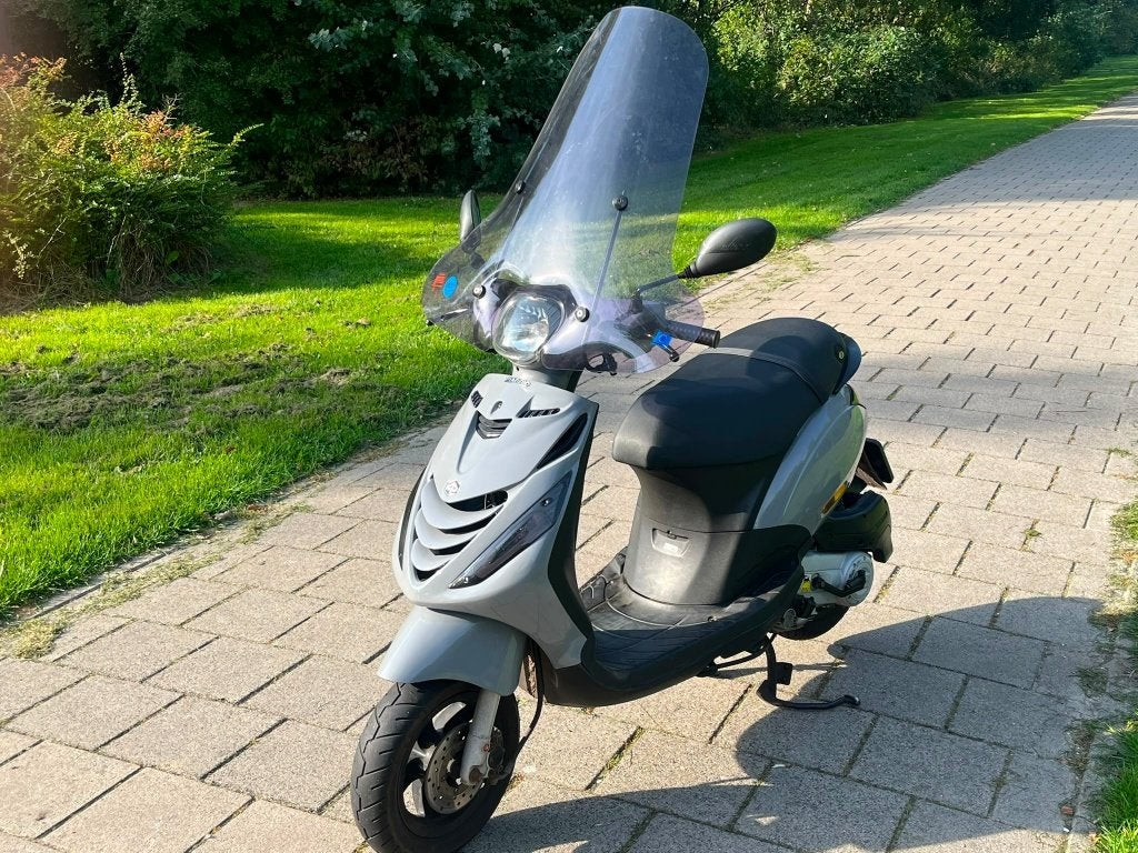 Foto 2 van Piaggio Zip 4T 2012 | Slechts 9.476 km | Zeer nette staat