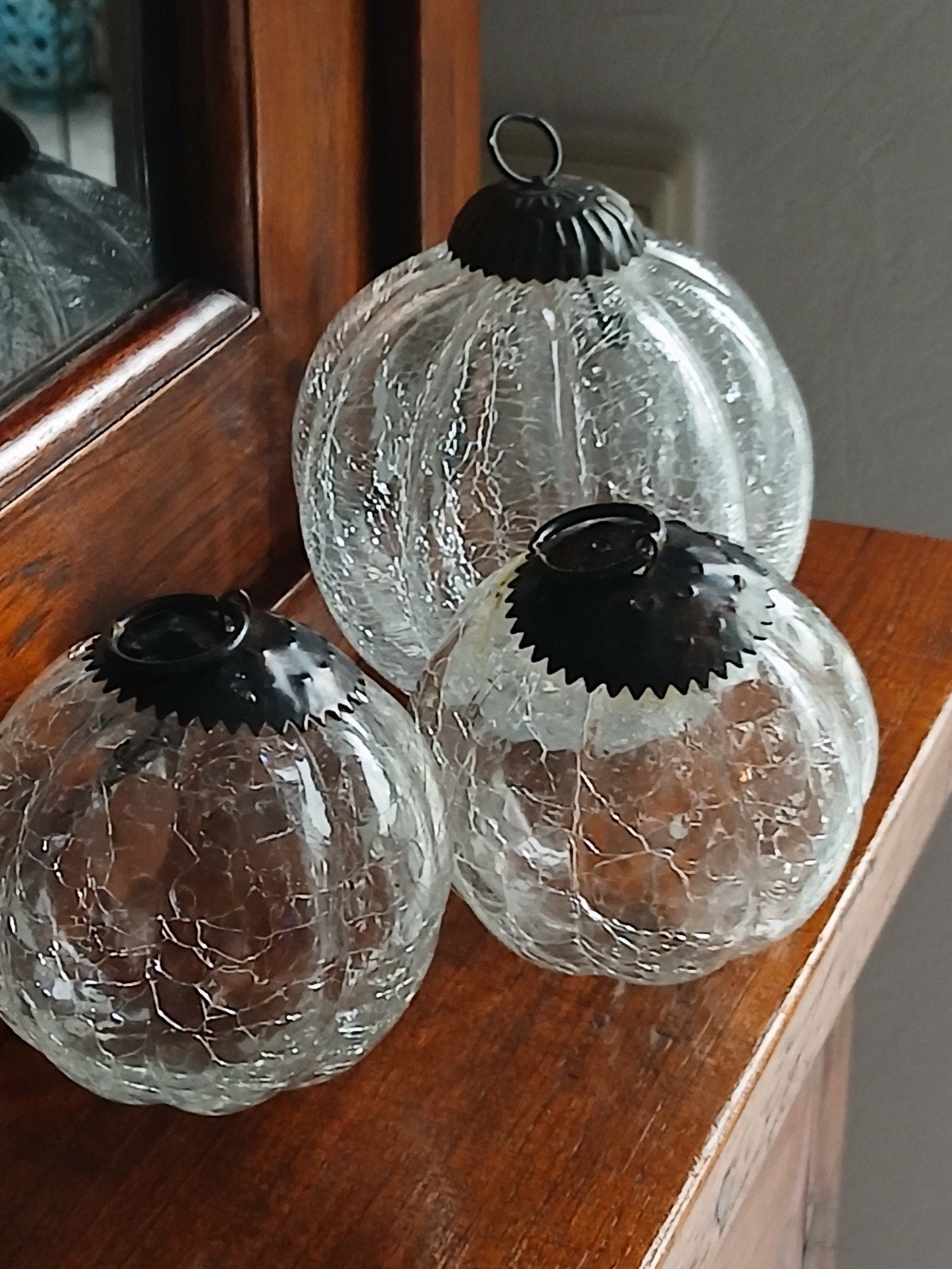 3 craquele glazen heksenballen, Ophalen