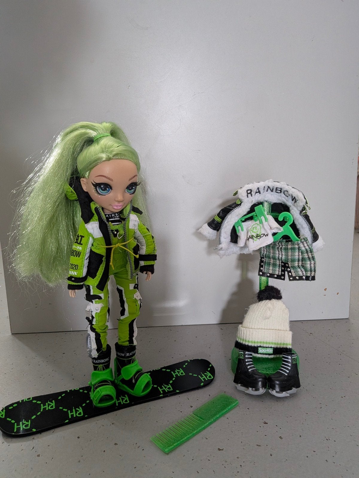 Rainbow High Winter Break Jade Hunter pop met accessoires, Ophalen, Gebruikt, Overige typen