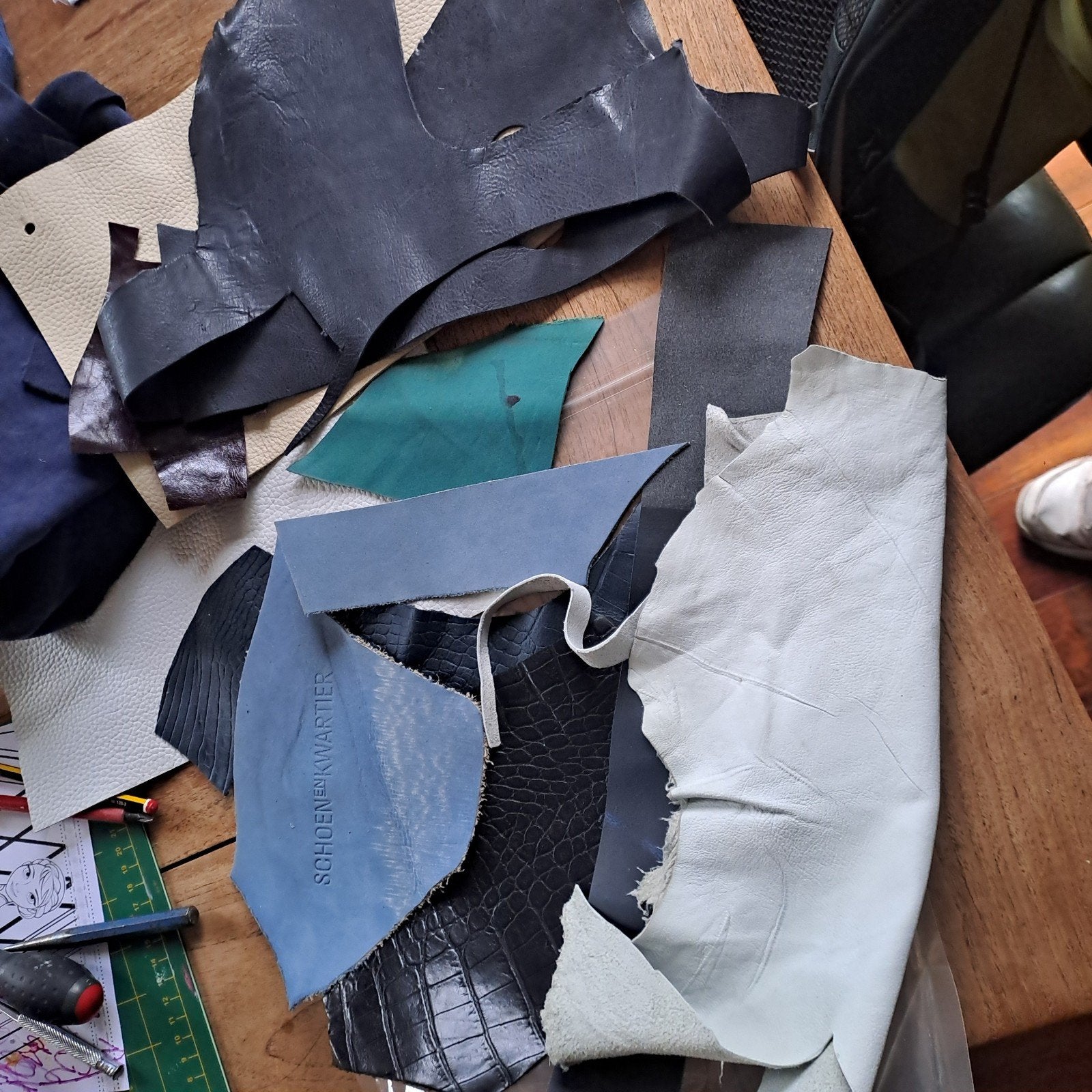 GEVRAAGD : leren lappen / reststukken leer, Hobby en Vrije tijd, Stoffen en Lappen, Bruin, Leer of Kunstleer, Ophalen of Verzenden