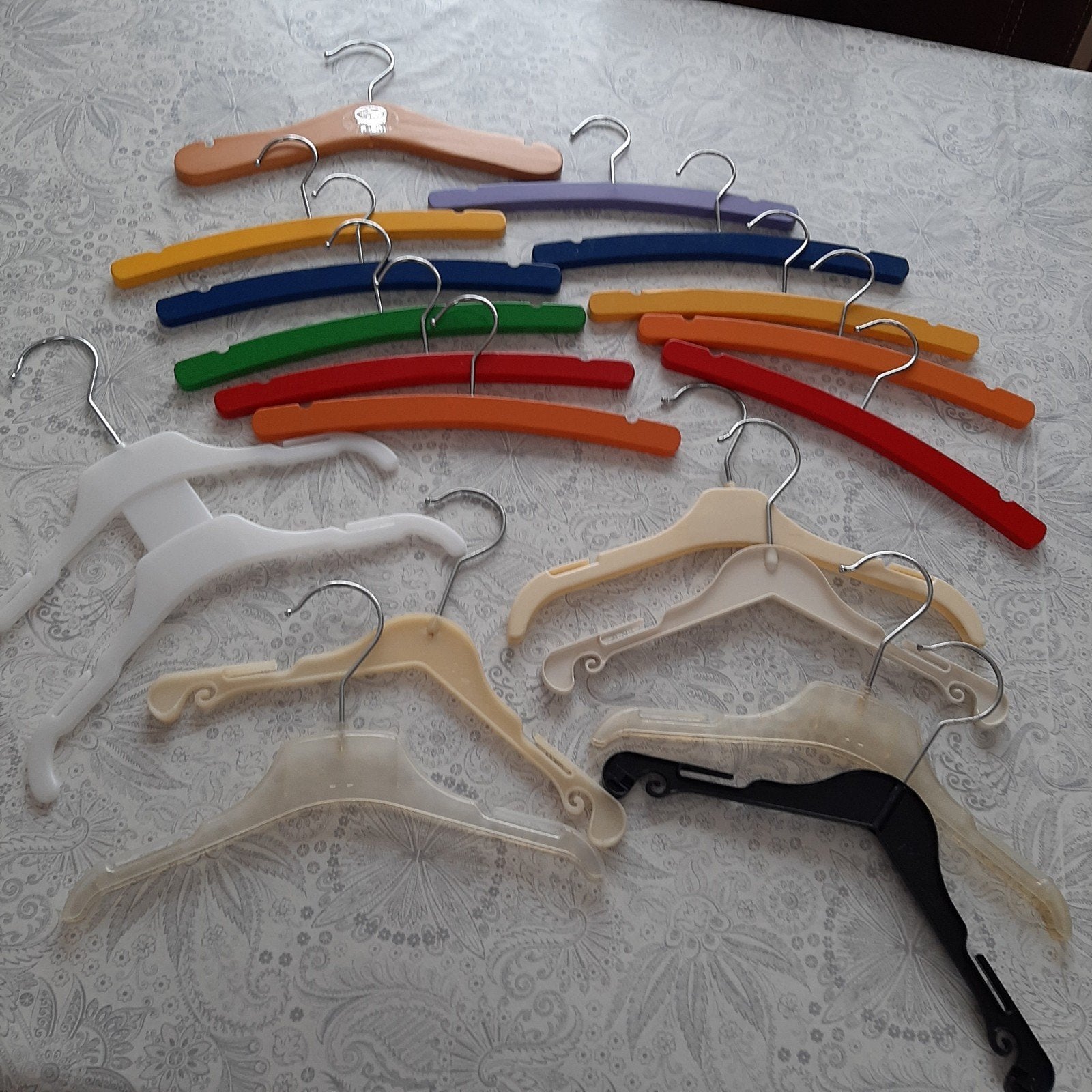 Baby/Kinderkleerhangers - 18 stuks hout en kunststof, Ophalen of Verzenden, Gebruikt, Hout, Kinderen