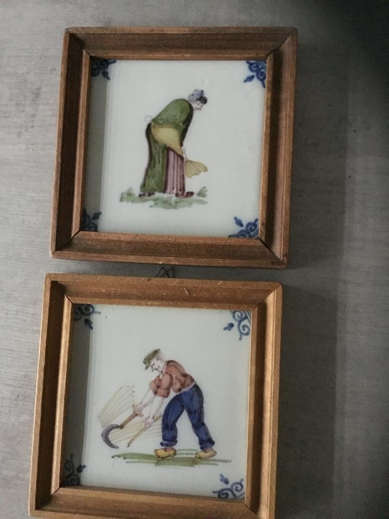 Twee Makkumer aardewerk tegeltjes met landarbeiders, Ophalen of Verzenden