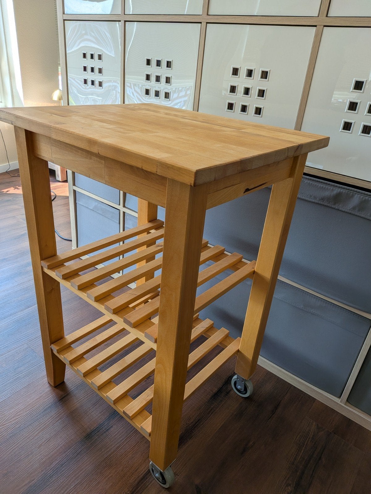 Stevige IKEA Bekväm roltafel van massief berkenhout, Huis en Inrichting, Gebruikt, Hout, IKEA, Keukentrolley